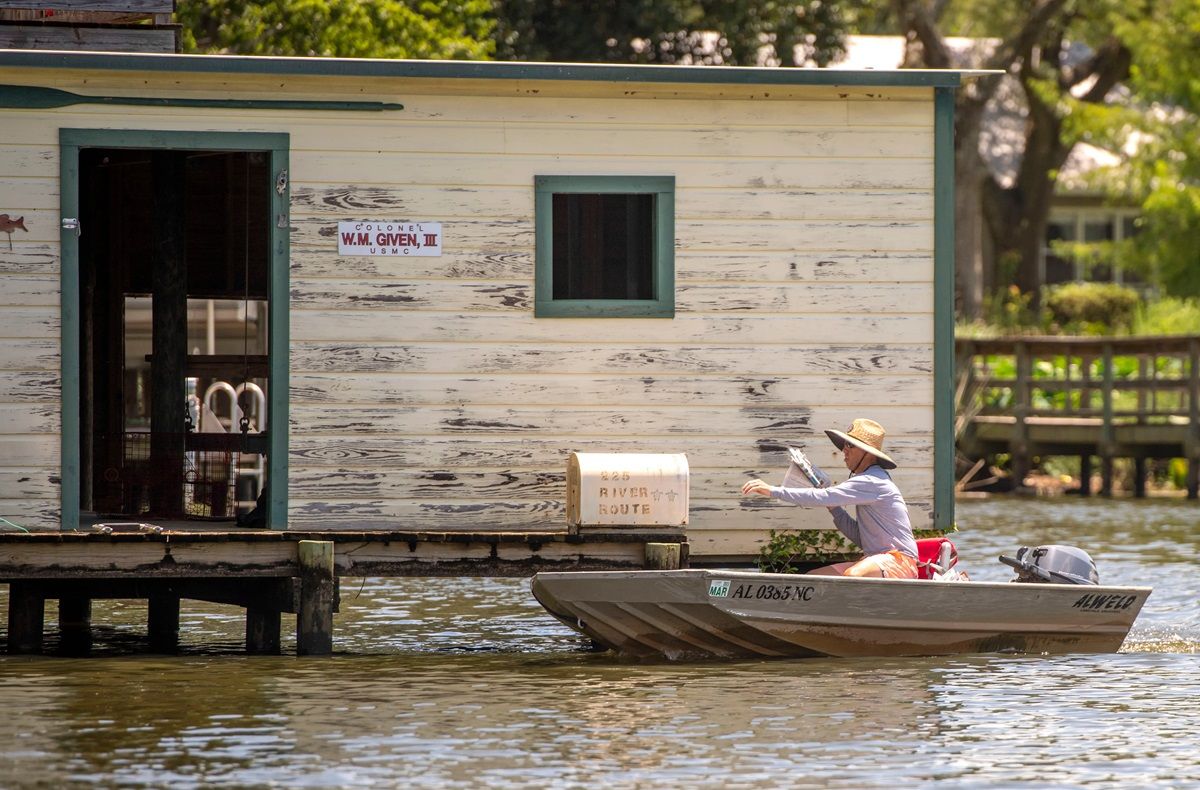 En este pueblo de Alabama reparten el correo en pequeñas embarcaciones. En este pueblo de Alabama reparten el correo en pequeñas embarcaciones.