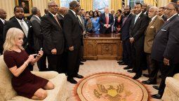 Una desinhibida postura de la asesora de Trump en la Casa Blanca encendió las redes