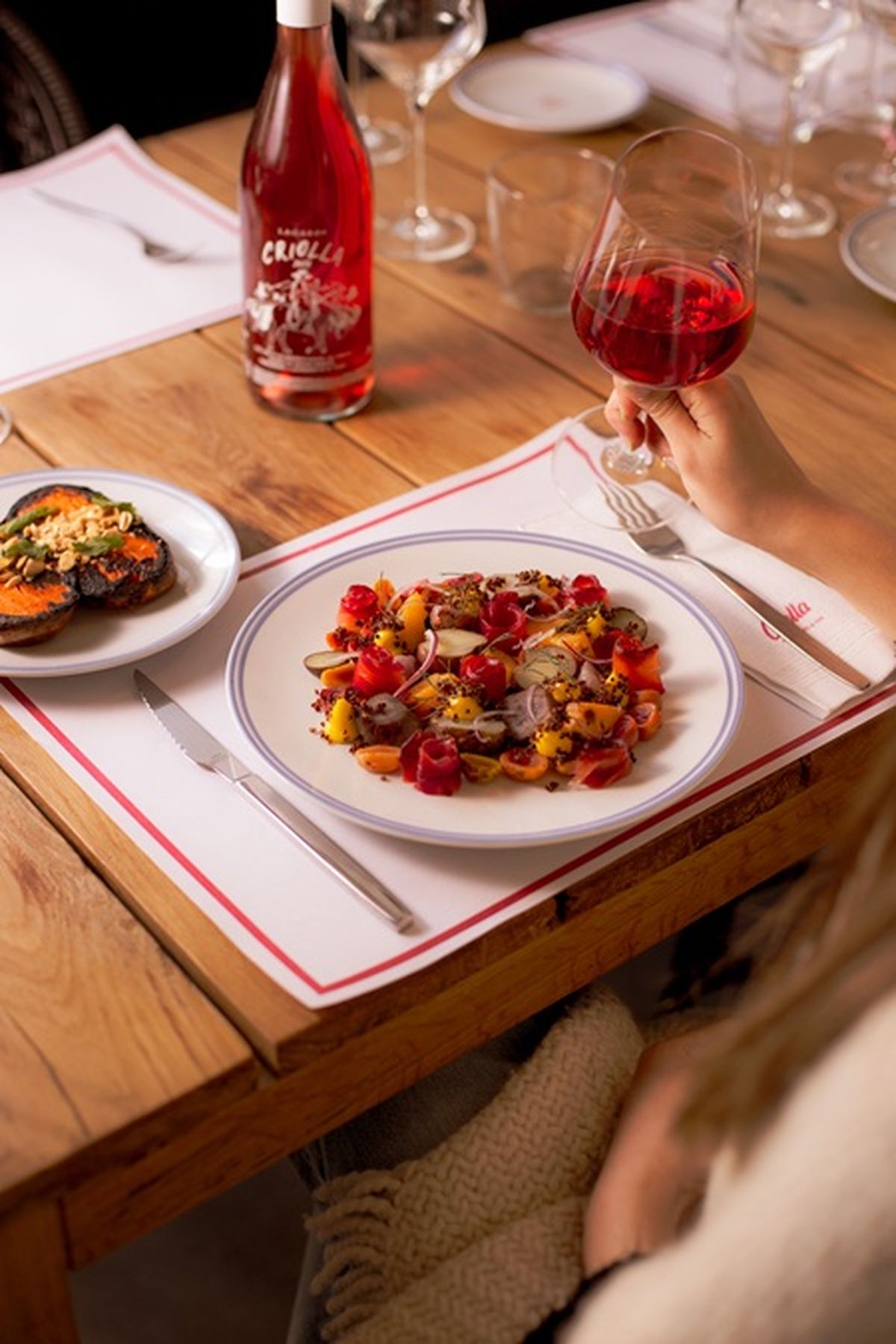 Cada plato evoca una historia, una abuela, una mesa compartida. Cada plato evoca una historia, una abuela, una mesa compartida.