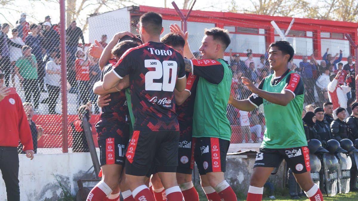 Huracán Las Heras jugará ante el puntero Ciudad de Bolívar, en el estadio General San Martín.