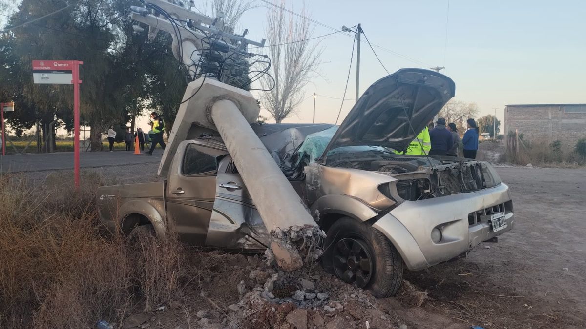 La camioneta derribó una columna de alta tensión en Beltrán. El conductor escapó y dejó a su acompañante herida de gravedad.