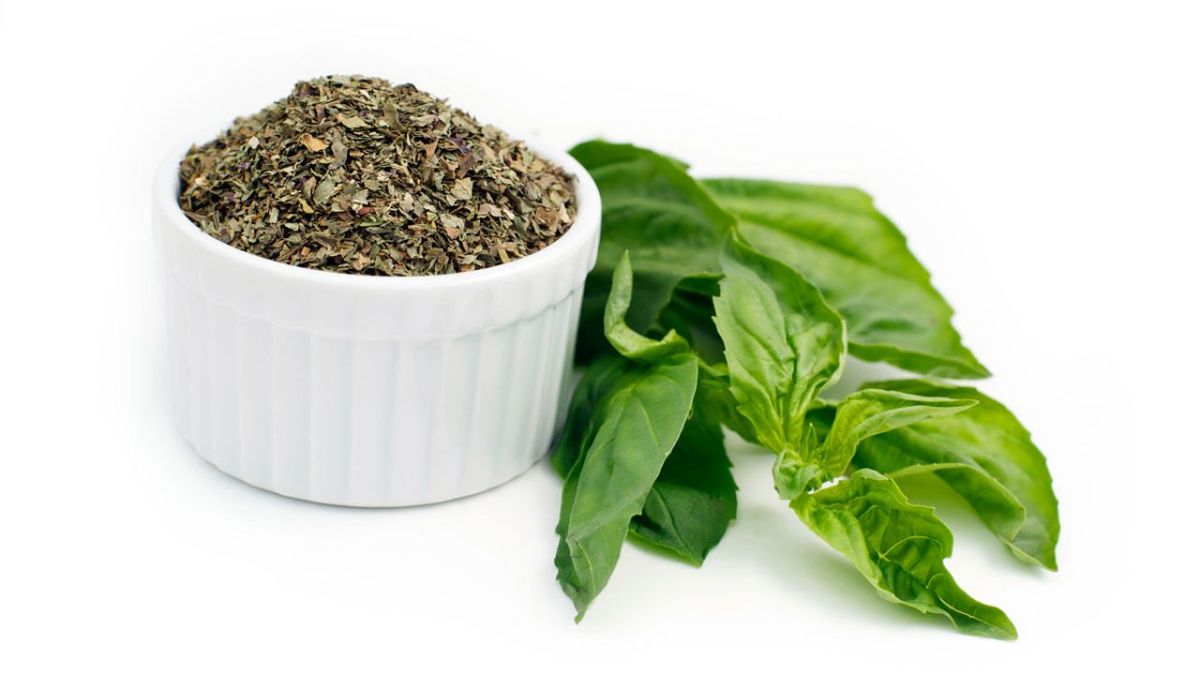 Albahaca fresca y seca. Albahaca fresca y seca.