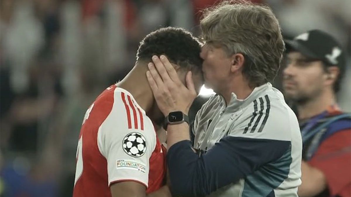 Gabriel Heinze consol&oacute; a un jugador del Arsenal tras la ca&iacute;da ante el PSG.