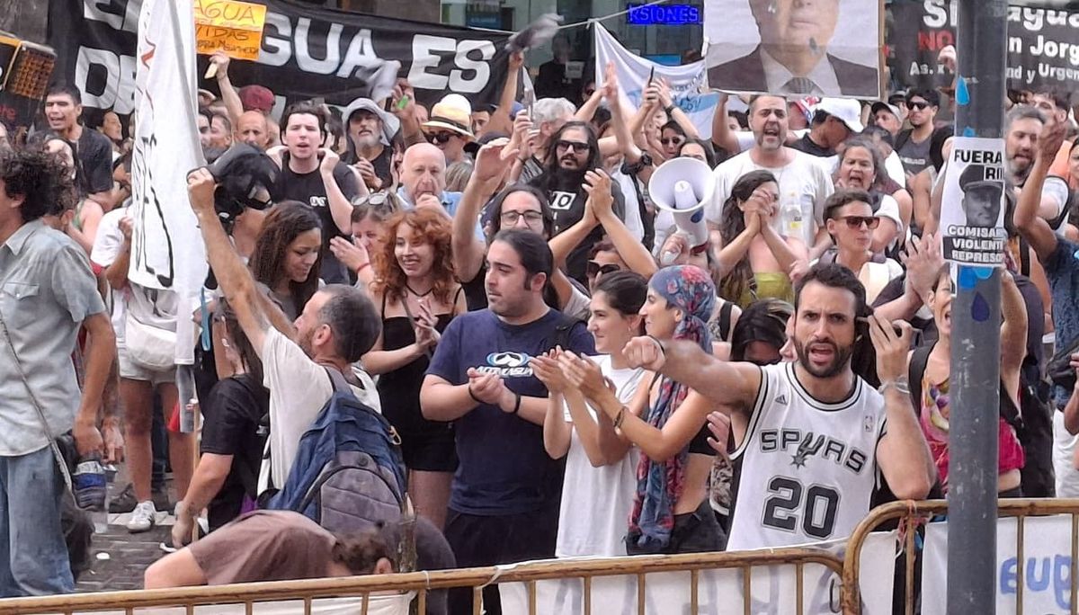 La protesta antiminera, en las puertas de la Legislatura, el miércoles por la mañana. La protesta antiminera, en las puertas de la Legislatura, el miércoles por la mañana.