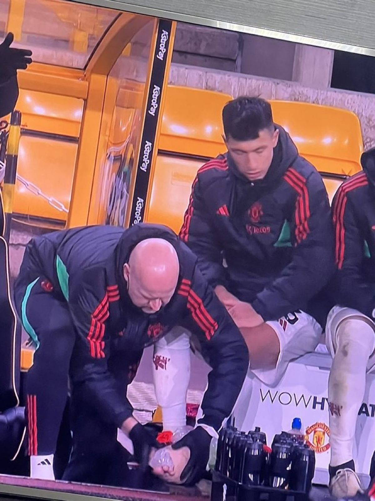 La imagen que inquietó a todos: Lisandro Martínez con hielo en su pie izquierdo La imagen que inquietó a todos: Lisandro Martínez con hielo en su pie izquierdo