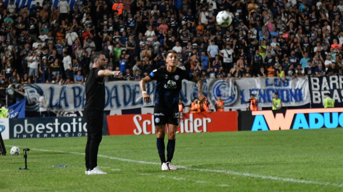 De Paoli vivió íntensamente el partido ante Huracán (UNO/Ramiro Gómez) De Paoli vivió íntensamente el partido ante Huracán (UNO/Ramiro Gómez)