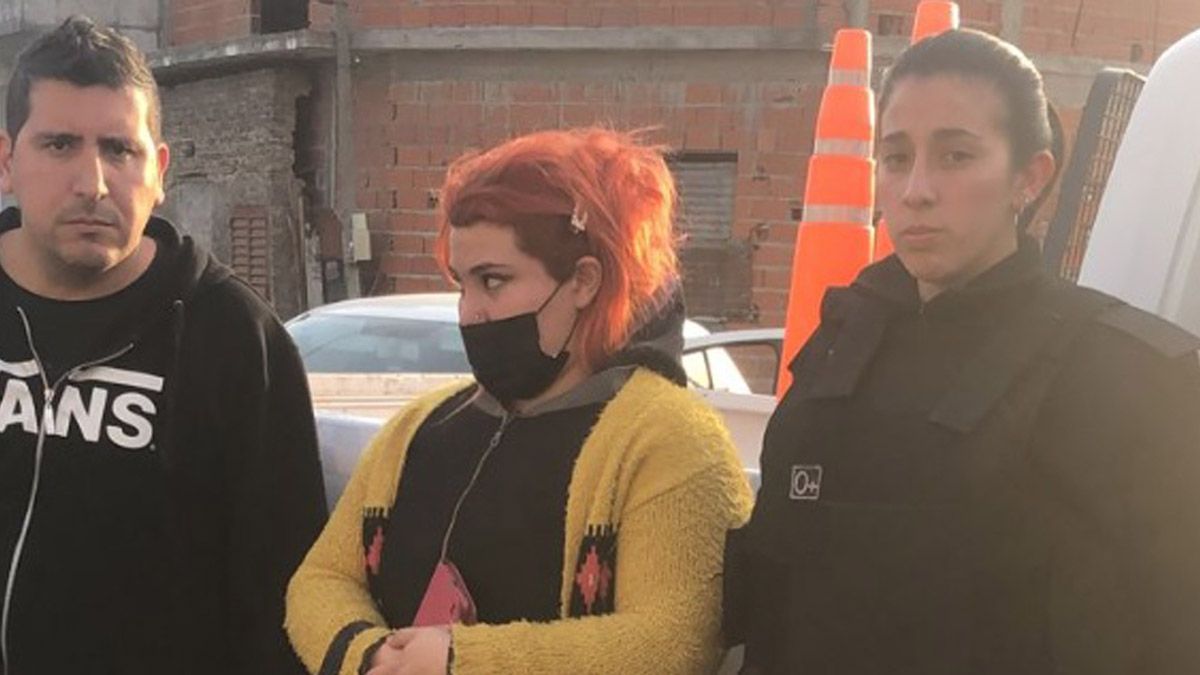 La joven detenida de 26 años, ex pareja del hombre encontrado asesinado y descuartizado en un descampado de Merlo. La mujer atacó a la víctima con la ayuda de tía.
