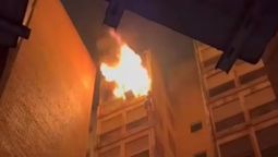 Video: así se colgó de una ventana un estudiante para salvarse de un trágico incendio