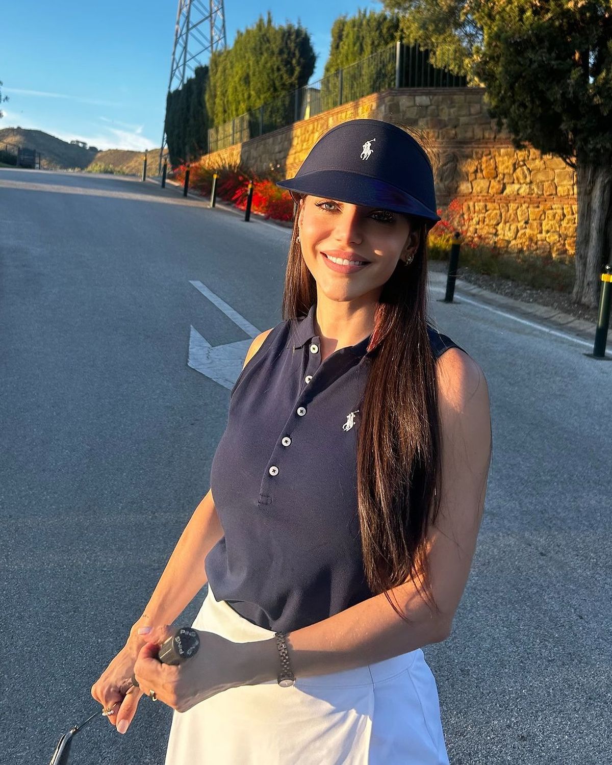 Desde Marbella, Evangelina Anderson reina del lujo silencioso jugando al golf: mini XS y m&aacute;s.
