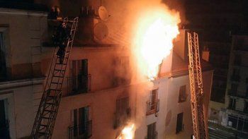 Ocho personas murieron en un incendio en un edificio de París, y creen que fue intencional