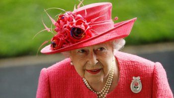 Isabel II se protege del viento y terminó 