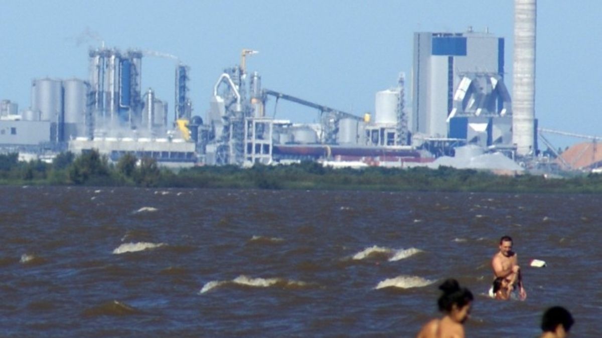 Planta de celulosa de Fray Bentos, Uruguay, vista desde la playa Ñandubaysal de Entre Ríos, Argentina. (Foto: Roblespepe - Trabajo propio, CC BY-SA 4.0, https://commons.wikimedia.org/w/index.php?curid=71510171) Planta de celulosa de Fray Bentos, Uruguay, vista desde la playa Ñandubaysal de Entre Ríos, Argentina. (Foto: Roblespepe - Trabajo propio, CC BY-SA 4.0, https://commons.wikimedia.org/w/index.php?curid=71510171)