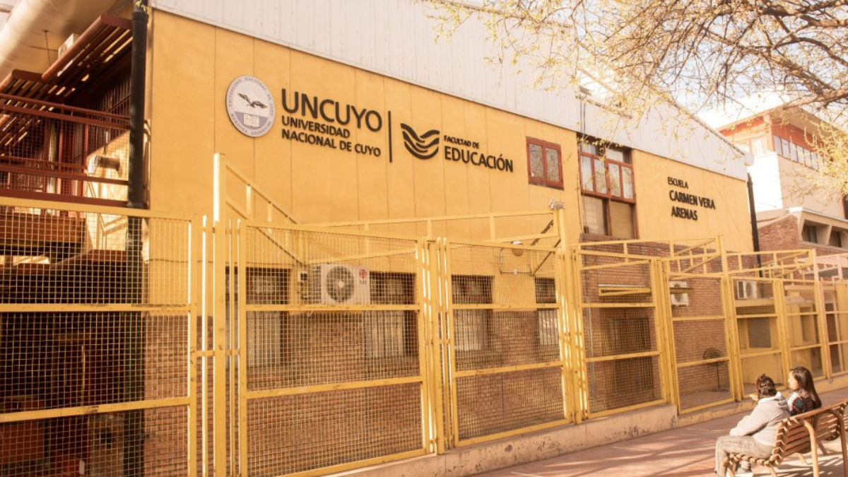La jornada está organizada por la Municipalidad de Godoy Cruz, la Facultad de Educación de la Universidad Nacional de Cuyo y la Junta de Estudios Históricos – Filial Godoy Cruz. La jornada está organizada por la Municipalidad de Godoy Cruz, la Facultad de Educación de la Universidad Nacional de Cuyo y la Junta de Estudios Históricos – Filial Godoy Cruz.