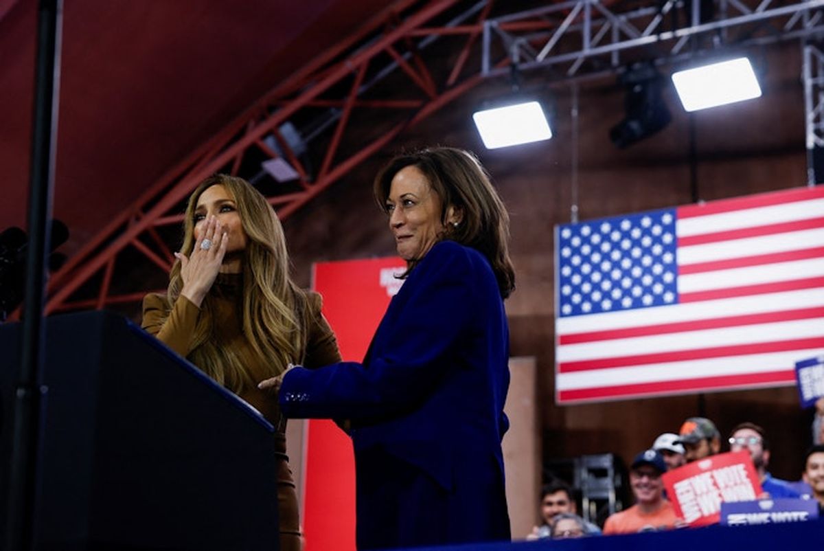 La candidata a presidenta de Estados Unidos, Kamala Harris, junto a la cantante Jennifer López. La candidata a presidenta de Estados Unidos, Kamala Harris, junto a la cantante Jennifer López.