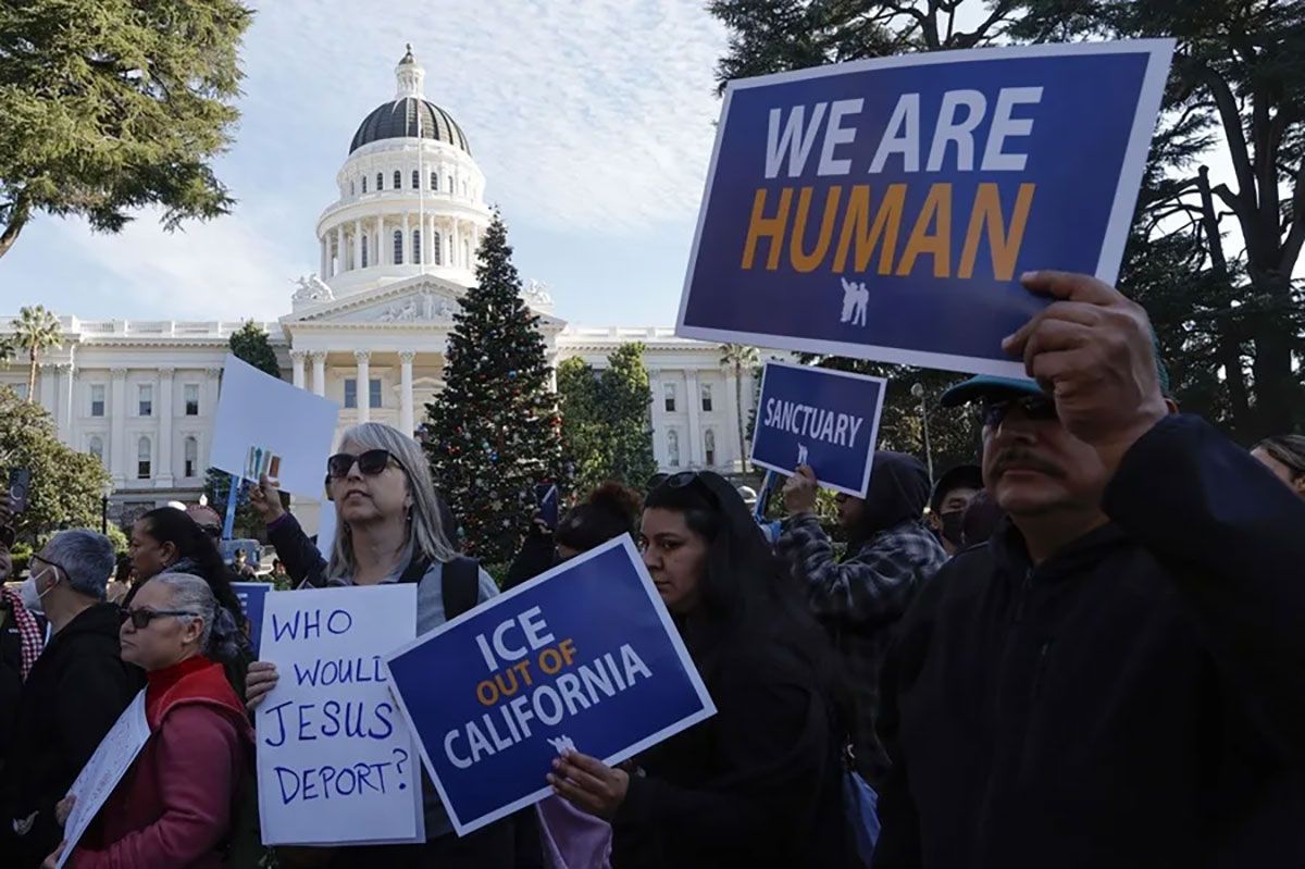 Un grupo de manifestantes frente al Capitolio de Sacramento