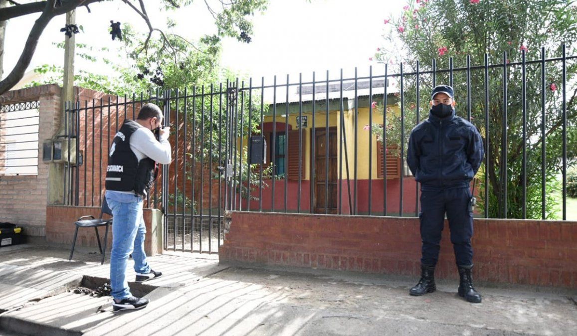 La vivienda de Javier Salcedo, el hombre detenido que fue encontrado inconsciente en el living, mientras que su novia estaba asesinada encuenta en una frazada