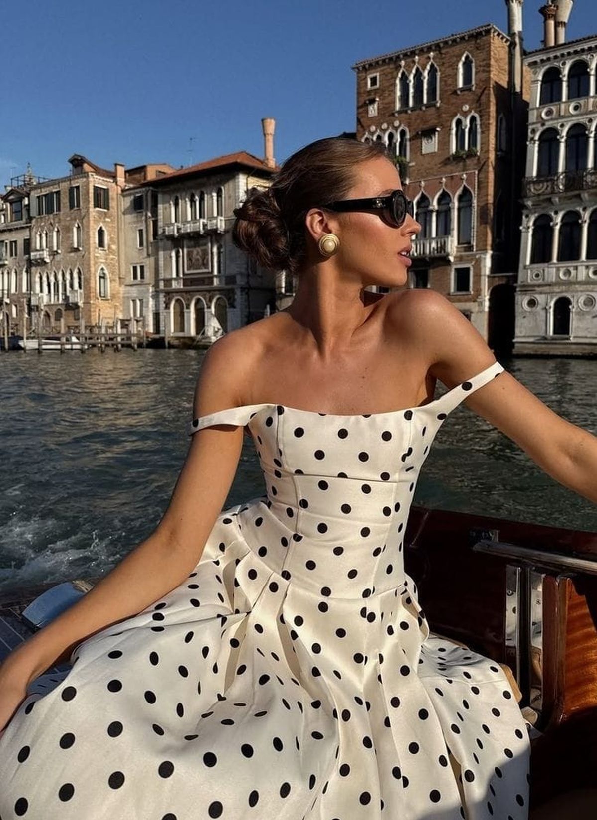 Dolce Vita es un estilo romántico que arrasa en la moda esta temporada de primavera-verano 2025. Dolce Vita es un estilo romántico que arrasa en la moda esta temporada de primavera-verano 2025.