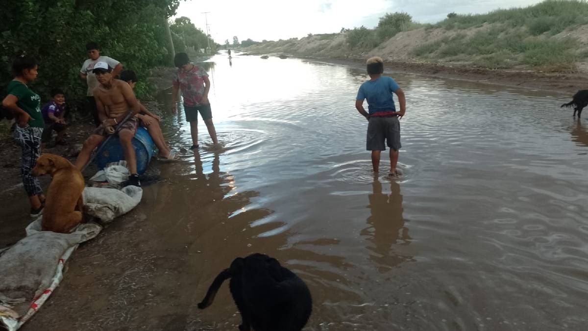 El drama de las familias que viven cerca del basural en Puente de Hierro y sufrieron pérdidas materiales por el desborde de los canales. Foto: Matías Pascualetti.