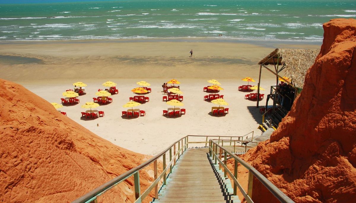 Las playas de Canoa Quebrada tienen imponentes acantilados de color rojizo. Imagen: Freepik.