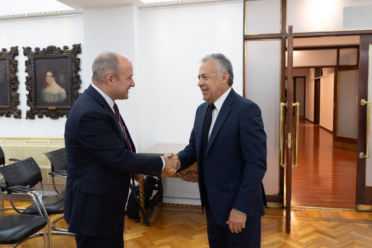 Apretón de manos. Stewart Wheeler, embajador de Canadá, con el gobernador Alfredo Cornejo. Apretón de manos. Stewart Wheeler, embajador de Canadá, con el gobernador Alfredo Cornejo.