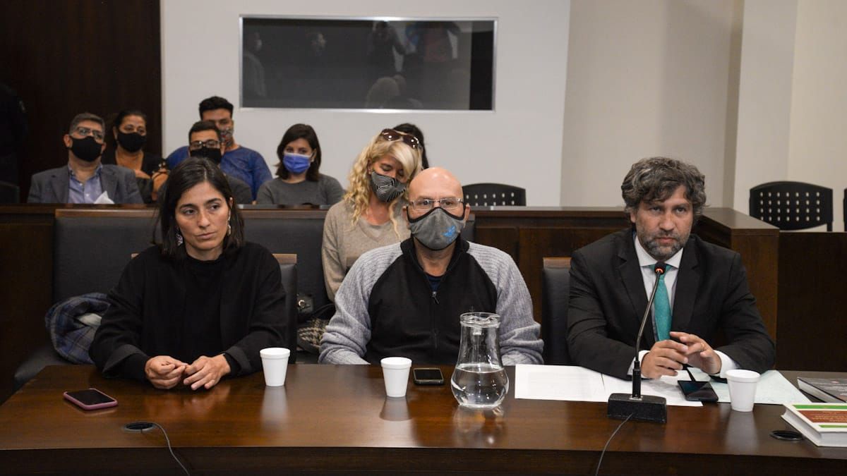 Luis Lobos y Claudia Sgró (atrás) con el abogado Fernando Lúquez.