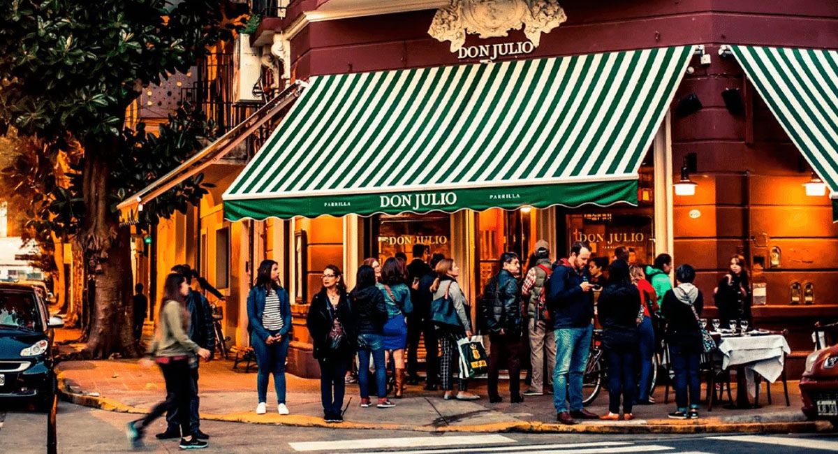 La parrilla Don Julio es muy visitada por los turistas argentinos y extranjeros por la alta calidad de sus cortes de carne La parrilla Don Julio es muy visitada por los turistas argentinos y extranjeros por la alta calidad de sus cortes de carne