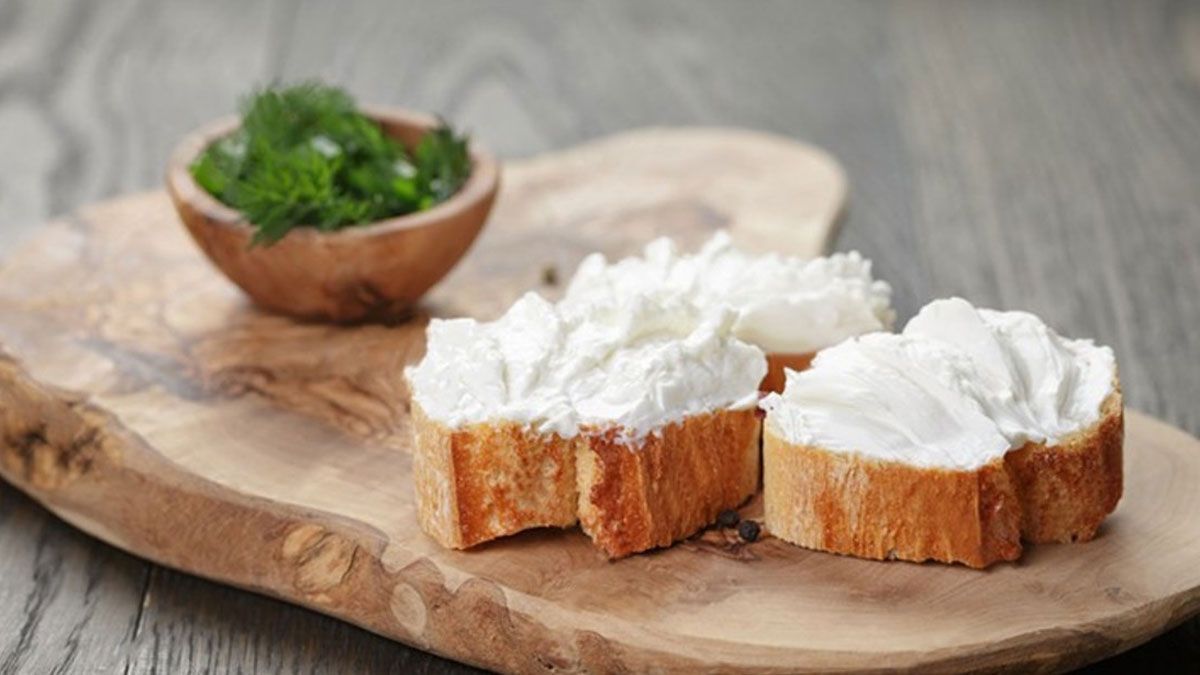 Es muy fácil de hacer queso cremoso casero en casa.