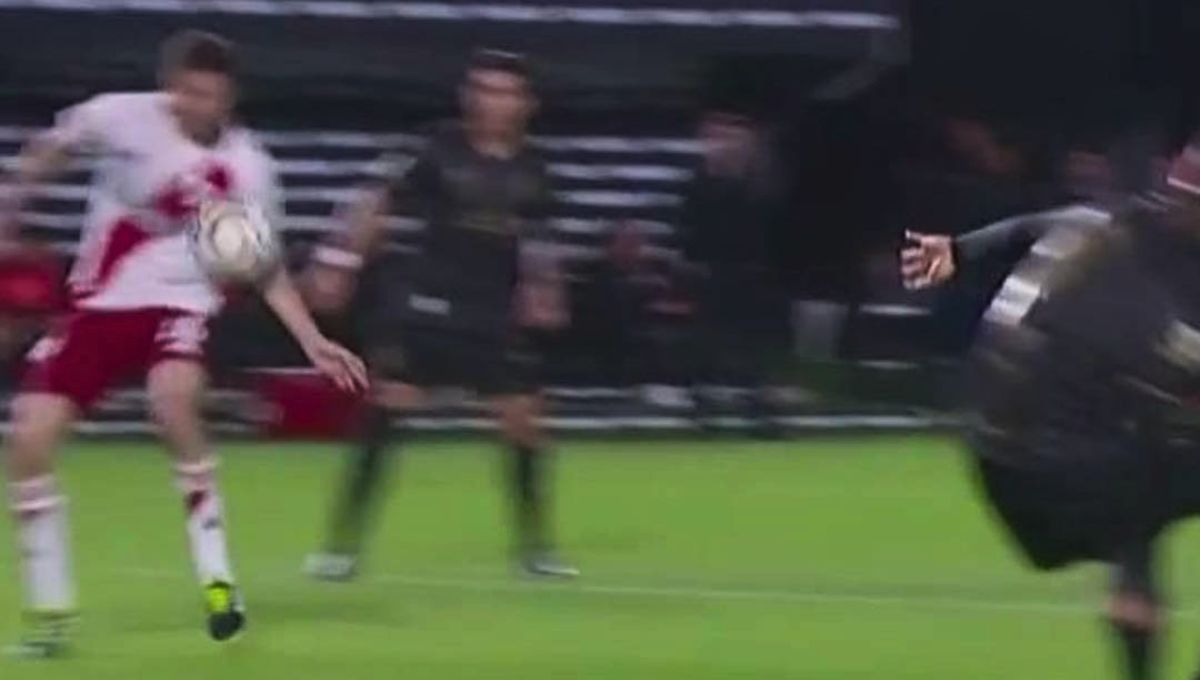 El segundo gol de River fue confirmado luego de la intervención del VAR. El segundo gol de River fue confirmado luego de la intervención del VAR.