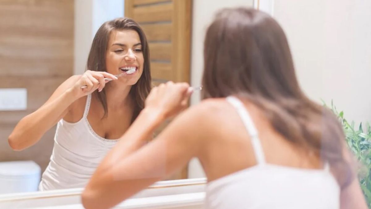 Cepillarse los dientes al levantarse y antes de acostarse es un hábito que debe acompañarnos durante toda la vida Cepillarse los dientes al levantarse y antes de acostarse es un hábito que debe acompañarnos durante toda la vida