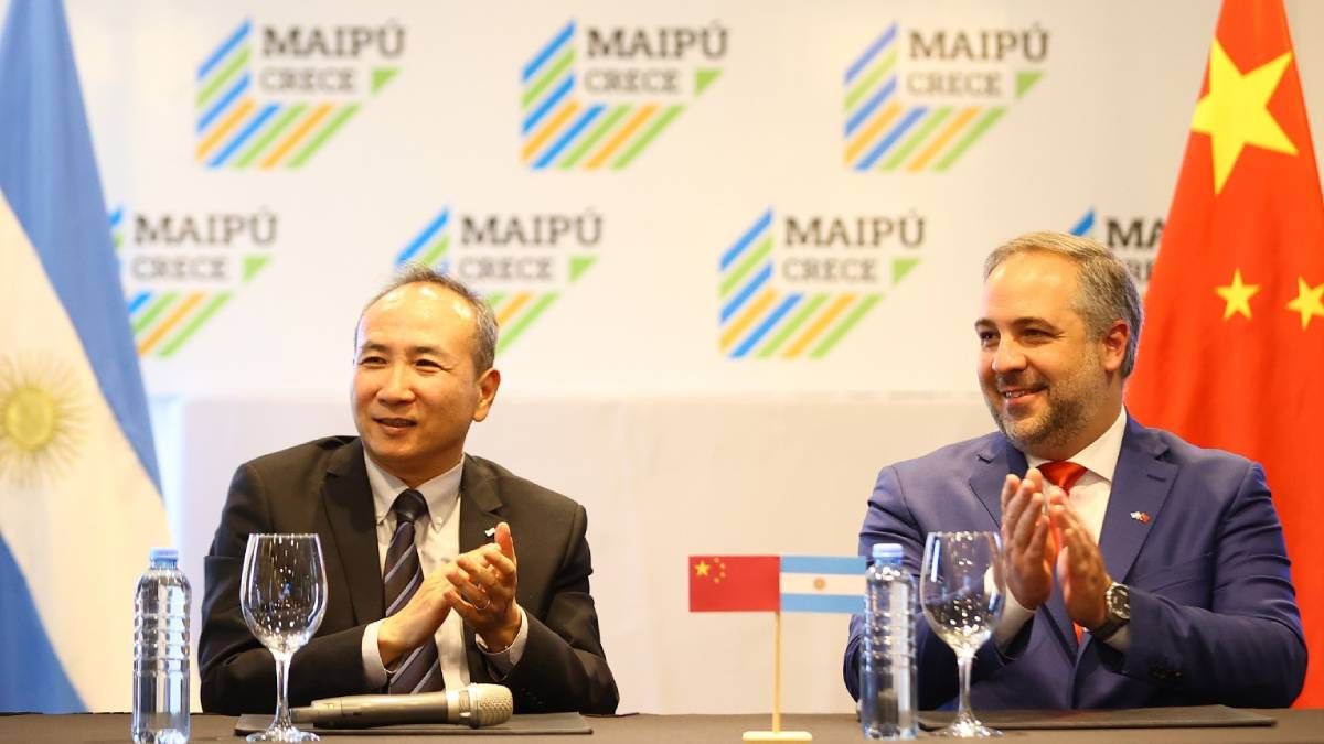 El embajador del gigante asiático en Argentina, Wang Wei, junto a Matías Stevanato.