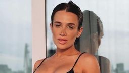 Camila Homs se suma al hilo dental taparrabos en clave pitón neón y anticipa el verano