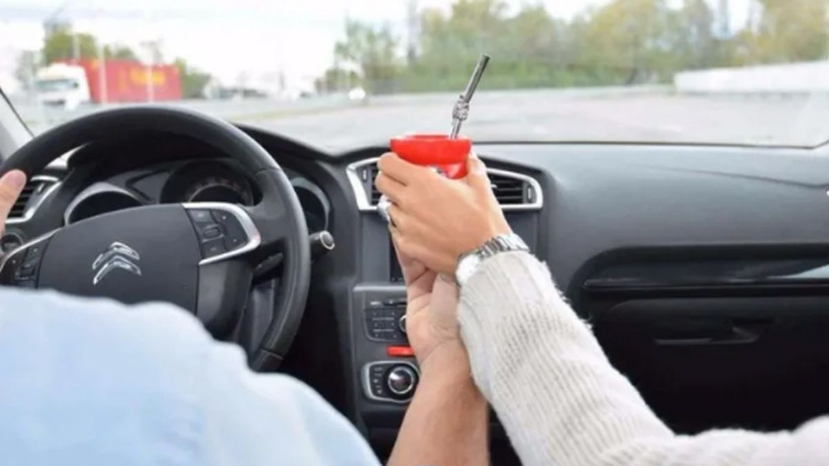 Conducir y tomar mate al mismo tiempo está penado por la ley de tránsito en Mendoza.