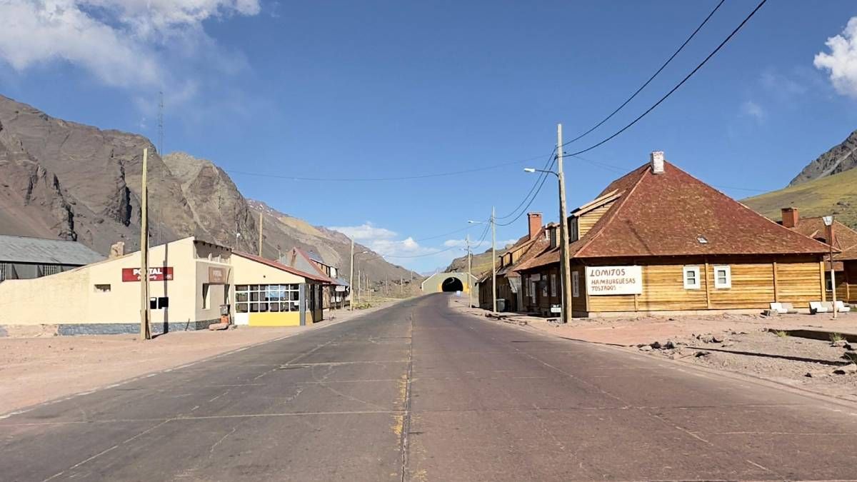 El restaurante Portal de Las Cuevas funcionó como una estación de servicio YPF y enfrente había un cine y lugar de reuniones del pueblo. El restaurante Portal de Las Cuevas funcionó como una estación de servicio YPF y enfrente había un cine y lugar de reuniones del pueblo.