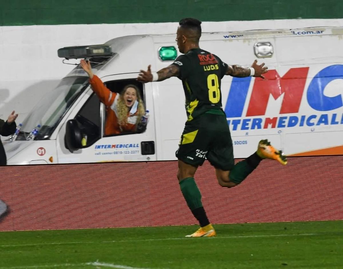 La doctora celebra desde la ambulancia el gol de Defensa y Justicia marcado por Lucas Barrios.