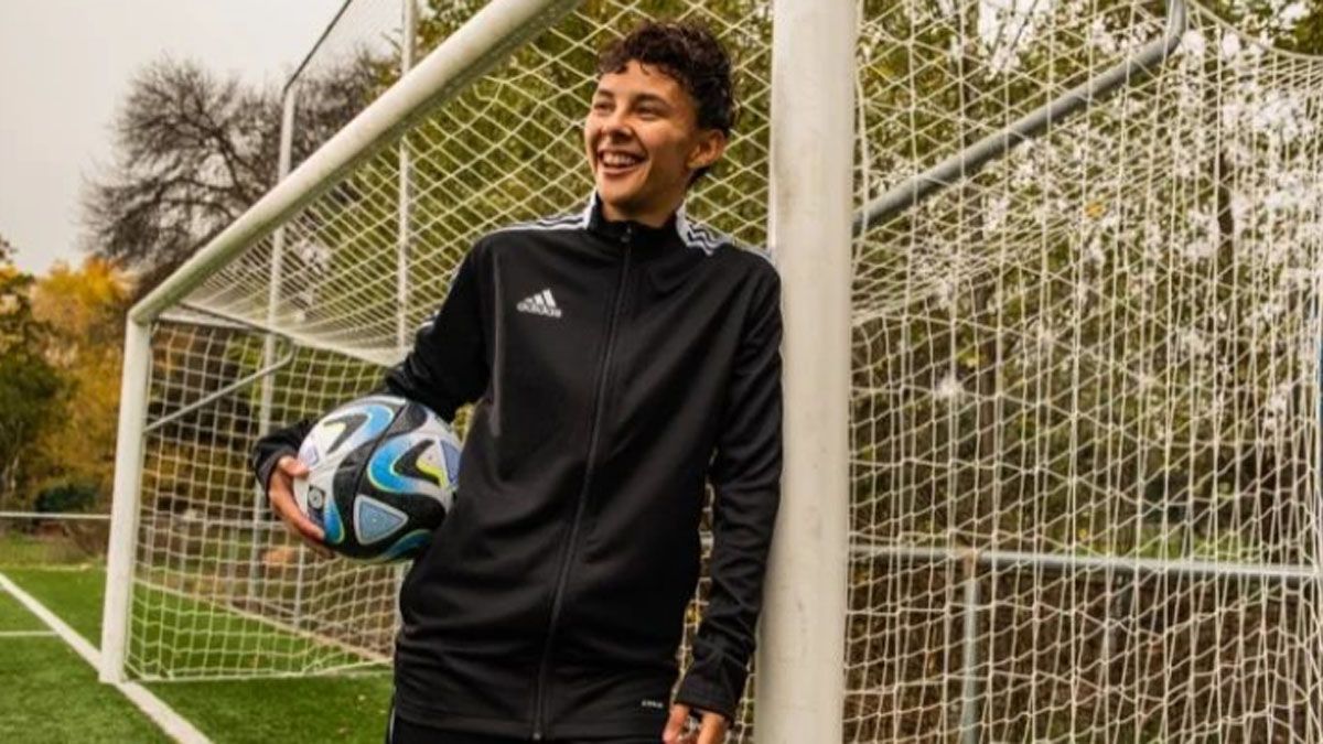 Julieta Cruz con la pelota del Mundial 2023