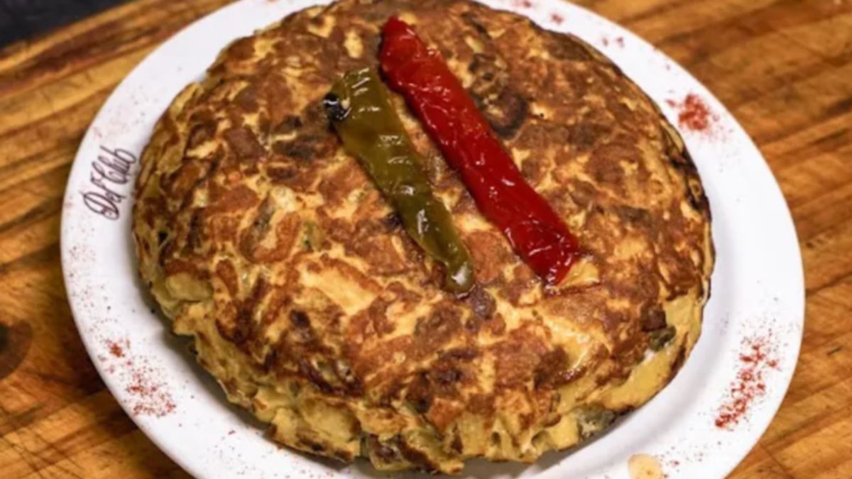 La tortilla de papas a la española, con cebolla y chorizo colorido, el plato estrella de La Morocha La tortilla de papas a la española, con cebolla y chorizo colorido, el plato estrella de La Morocha