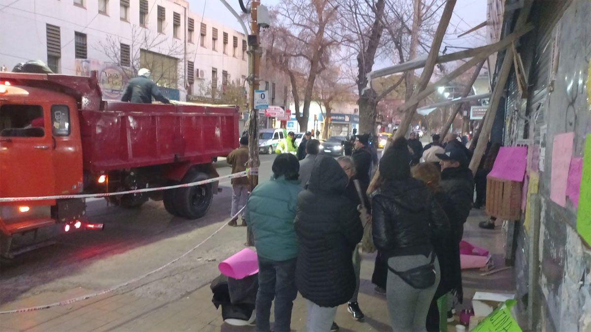 Una de las trabajadoras aseguró que si quieren demoler el persa Mendoza deberán pasar con los camiones por encima de ellos. Una de las trabajadoras aseguró que si quieren demoler el persa Mendoza deberán pasar con los camiones por encima de ellos.