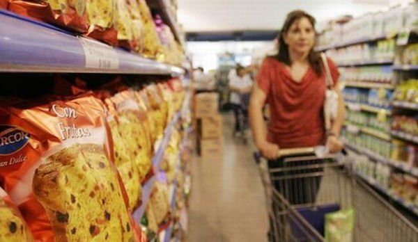 Trabajan en una canasta navideña con productos tradicionales de las fechas