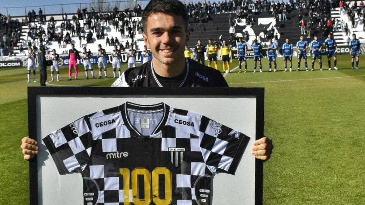 La alegría de Nicolás Romano cuando cumplió 100 partidos con la camiseta del Lobo. La alegría de Nicolás Romano cuando cumplió 100 partidos con la camiseta del Lobo.