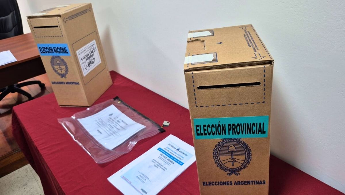 La Boleta Única celeste (más chica) va en la urna de las elecciones nacionales. La Boleta Única verde va en la urna de las elecciones provinciales. La Boleta Única celeste (más chica) va en la urna de las elecciones nacionales. La Boleta Única verde va en la urna de las elecciones provinciales.