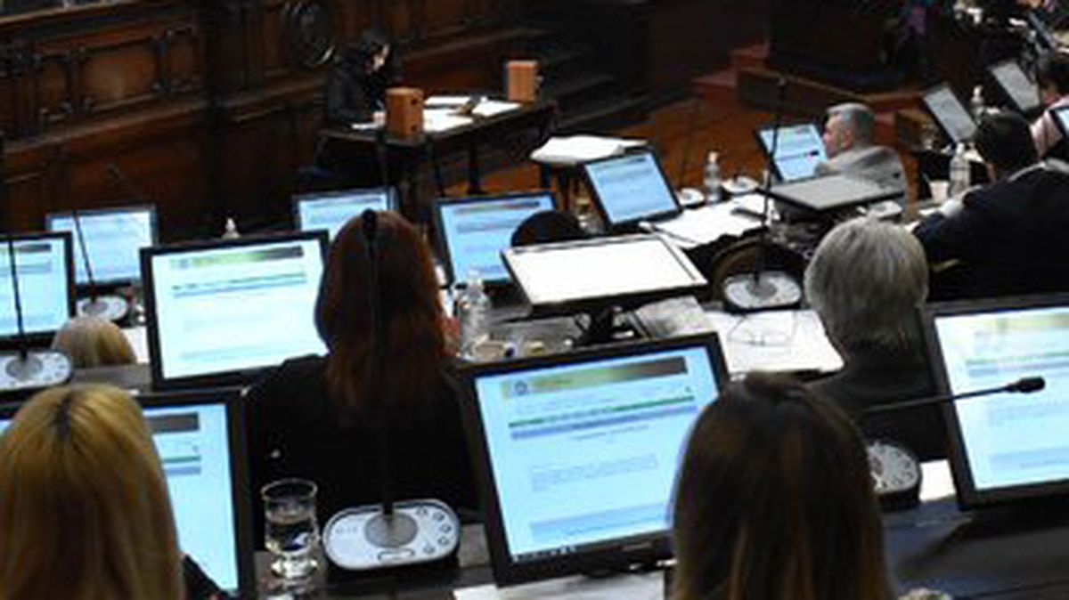 Fue una sesión caliente la de la Cámara de Diputados. Fue una sesión caliente la de la Cámara de Diputados.