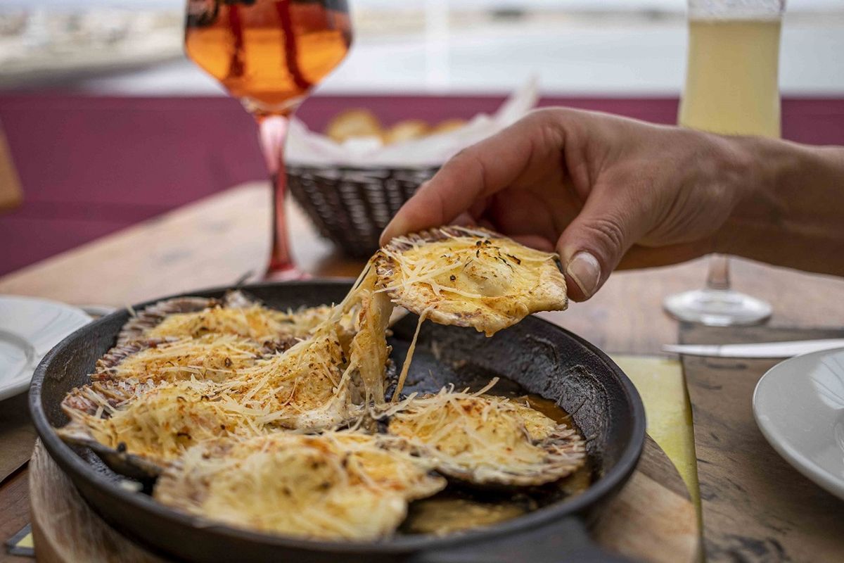 La costa de la región de Coquimbo alberga una variedad de locales de entretención y restaurantes con una oferta que incluye la degustación de productos marinos, entre pescados y mariscos de la zona.