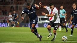 Sebastián Villa lucha con el Huevo Acuña por la pelota. Independiente Rivadavia y River no se sacaron ventajas. Sebastián Villa lucha con el Huevo Acuña por la pelota. Independiente Rivadavia y River no se sacaron ventajas.