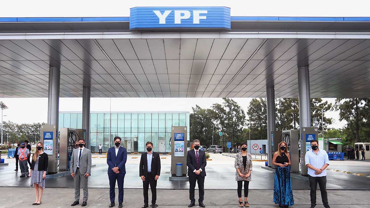 El anuncio del beneficio para docentes fue hecho durante un acto que se realizó en la estación de servicio de YPF ubicada sobre la Autopista La Plata-Buenos Aires.