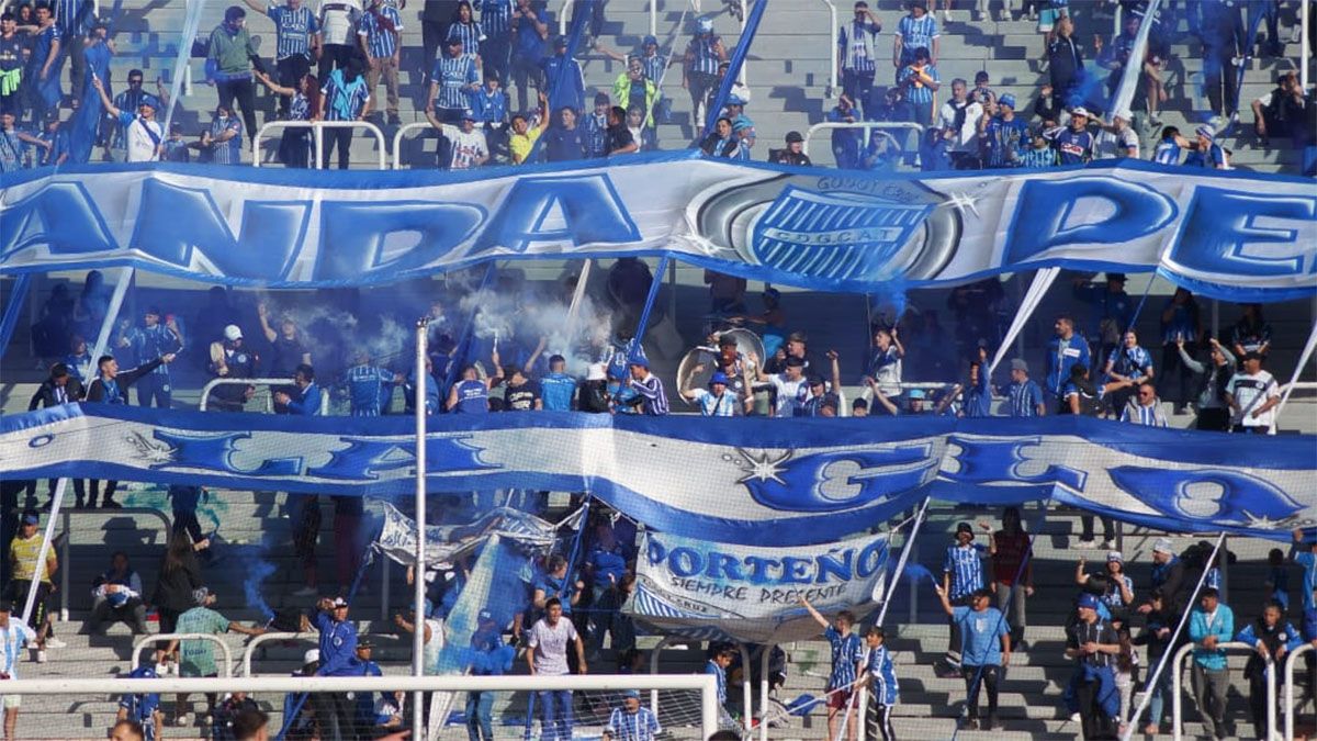 Los hinchas del Tomba irán a Córdoba a alentar a Godoy Cruz por la Copa Argentina. Los hinchas del Tomba irán a Córdoba a alentar a Godoy Cruz por la Copa Argentina.