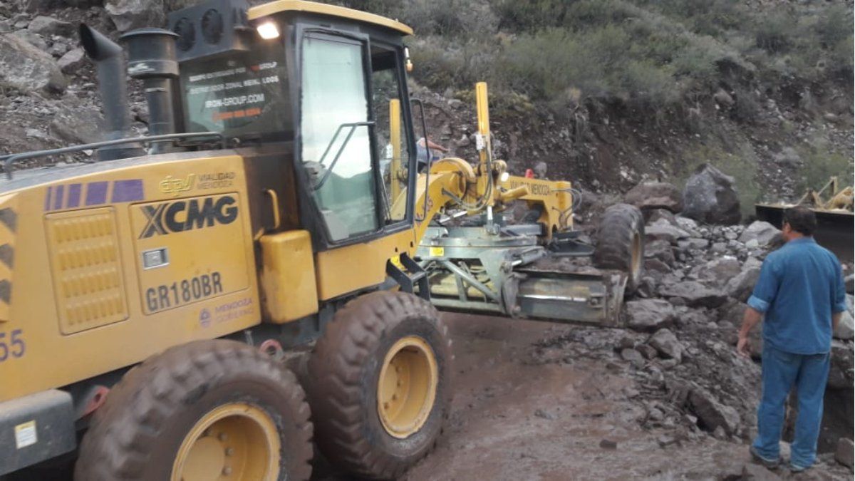 Personal y maquinaria de Vialidad Provincial despejando el camino que lleva al Complejo Recreativo Costa Norte donde habían 60 personas esperando la apertura de la vía para retornar a sus hogares.
