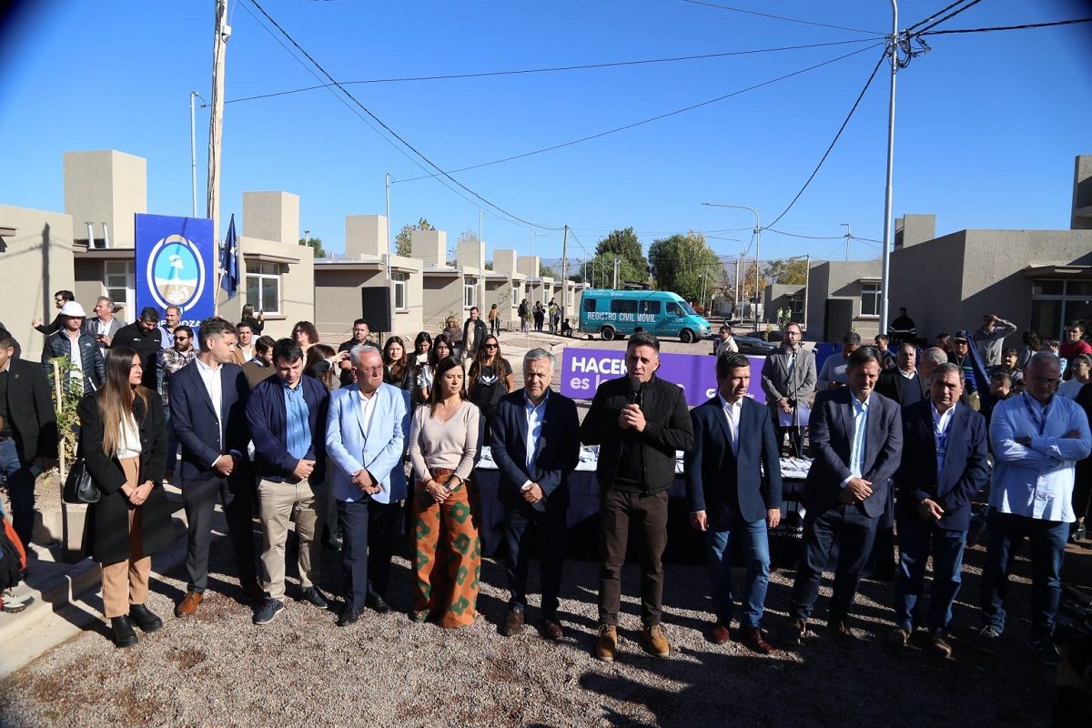 El gobernador y el Intendente encabezaron el acto en el que 84 familias pasaron a ser los nuevos vecinos del barrio Bonfanti.