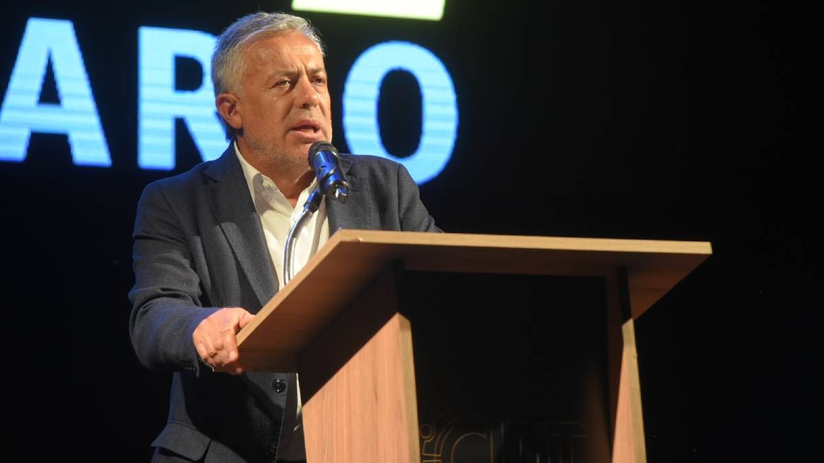 El gobernador Alfredo Cornejo aseguró que los productores que sufrieron daños por el granizo recibirán ayuda para prevenir enfermedades fúngicas. Foto: Gobierno de Mendoza