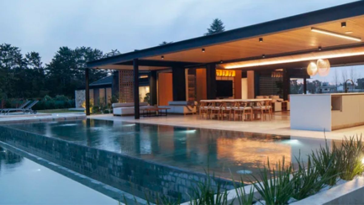 El frente de la casa es imponente. El frente de la casa es imponente.