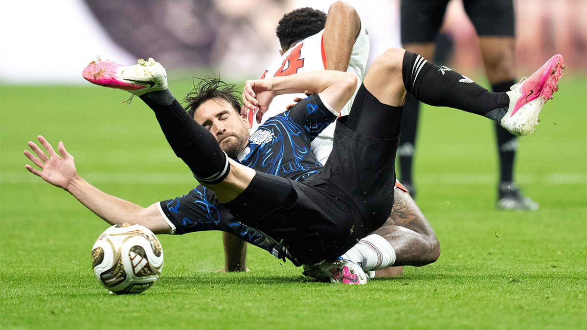 Tagliafico sufre la dura marca de un jugador inglés.
